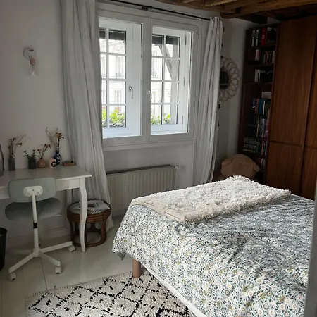 Deux En Plein Coeur De Montmartre, *