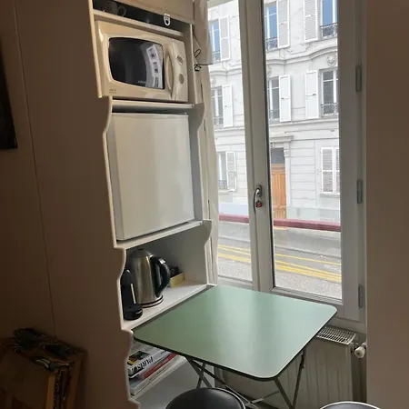 Deux En Plein Coeur De Montmartre,