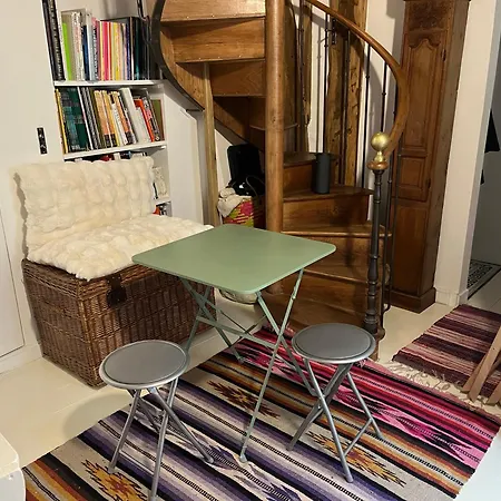 Deux En Plein Coeur De Montmartre, 파리