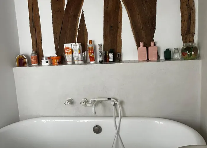 Deux En Plein Coeur De Montmartre,