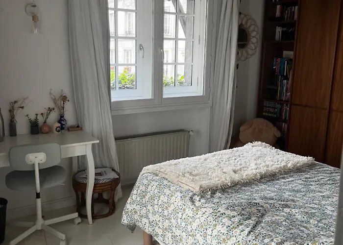 Deux En Plein Coeur De Montmartre, *