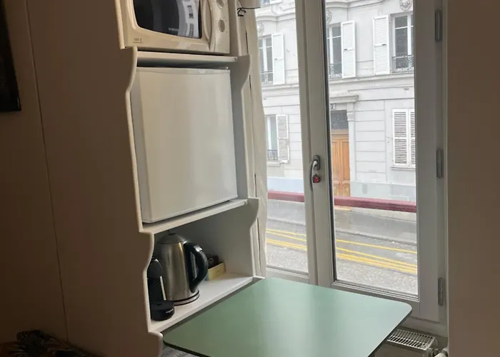 Deux En Plein Coeur De Montmartre,